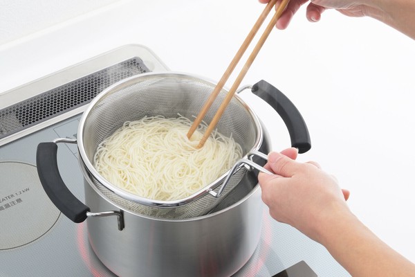 ヨシカワ（yoshikawa） 脚付きステンレス製両手付丸型ザル 19cm 日本製 1686195 thumbnail 2