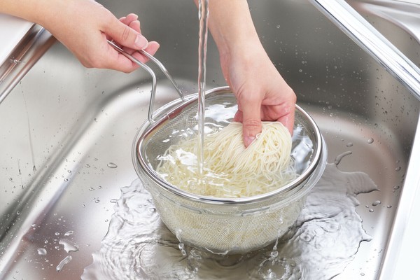 ヨシカワ（yoshikawa） 脚付きステンレス製両手付丸型ザル 19cm 日本製 1686195 thumbnail 6