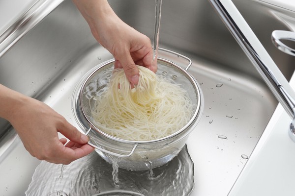 ヨシカワ（yoshikawa） 脚付きで鍋に直接入れられる茹でものザル 18cm 日本製 1686196 thumbnail 3