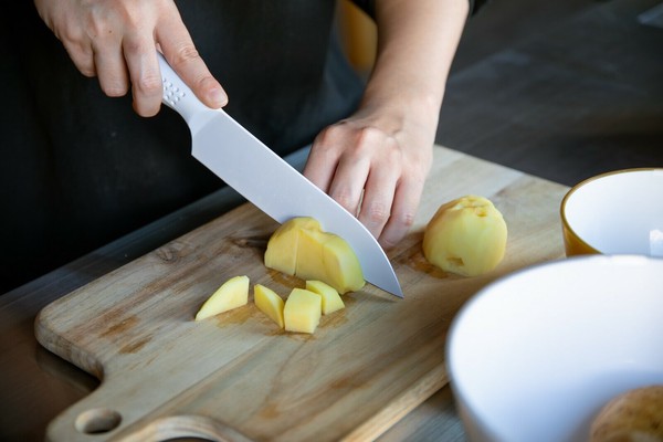 CB JAPAN（シービージャパン） 汚れがつきにくい 三徳包丁 ホワイト thumbnail 5