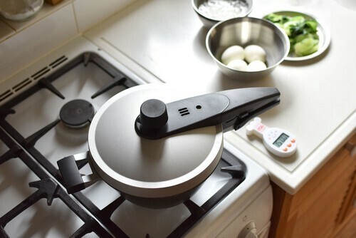 北陸アルミニウム（hokua） EGGFORM圧力鍋 ふっ素樹脂加工 4.2リットル＜日本製＞【オール熱源対応】 thumbnail 3